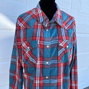 Wrangler women’s western shirt.  Size L, red teal, pearl snaps